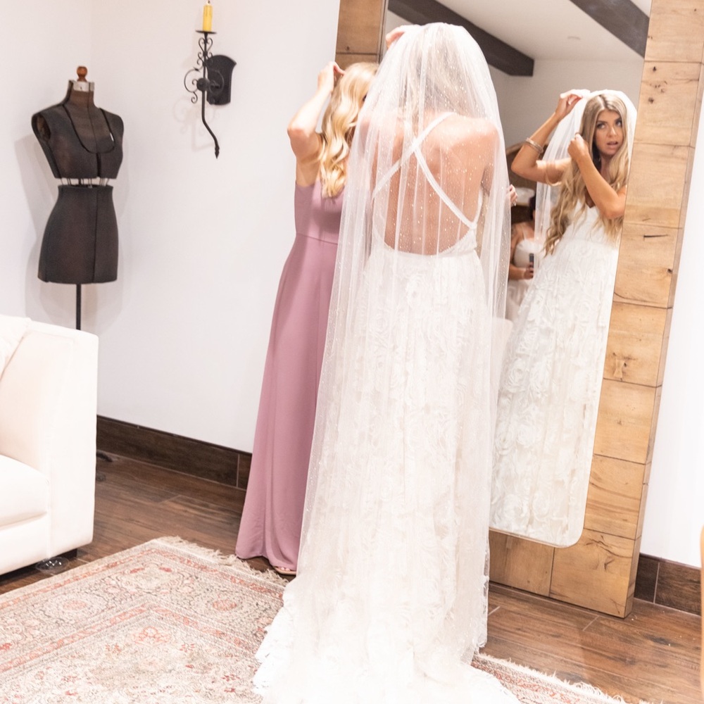 Chic White Lace Bridal Veil